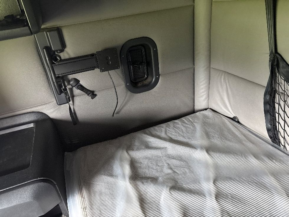 Sleeper Tractor-Heavy Duty Tractors-Freightliner-2021-T12664ST-Meridian-MS-444,564\n\t\tmiles-$ 75,000 - Image 19