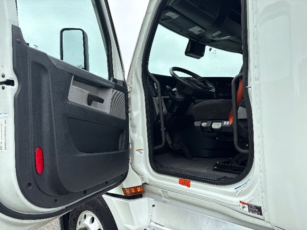 Sleeper Tractor-Heavy Duty Tractors-Freightliner-2021-T12664ST-Meridian-MS-444,564\n\t\tmiles-$ 75,000 - Image 9