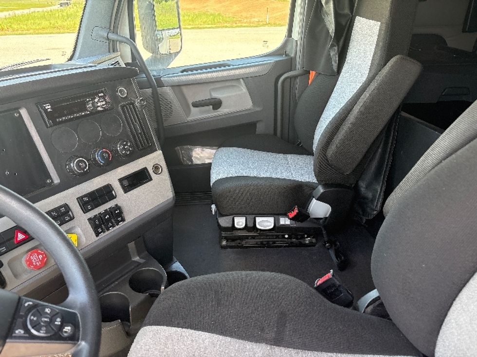 Sleeper Tractor-Heavy Duty Tractors-Freightliner-2021-T12664ST-Meridian-MS-479,718\n\t\tmiles-$ 71,750 - Image 10