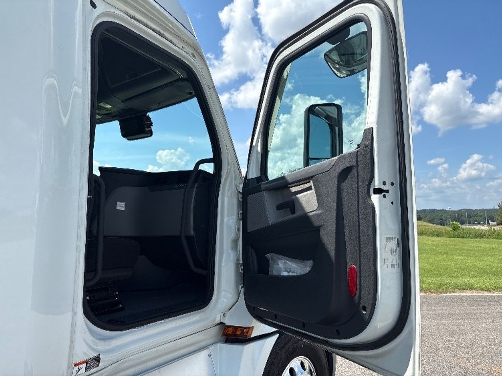 Sleeper Tractor-Heavy Duty Tractors-Freightliner-2021-T12664ST-Meridian-MS-479,718\n\t\tmiles-$ 71,750 - Image 13