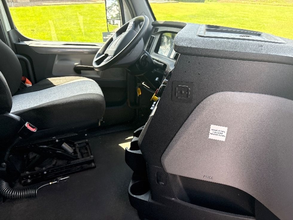 Sleeper Tractor-Heavy Duty Tractors-Freightliner-2021-T12664ST-Meridian-MS-479,718\n\t\tmiles-$ 71,750 - Image 15