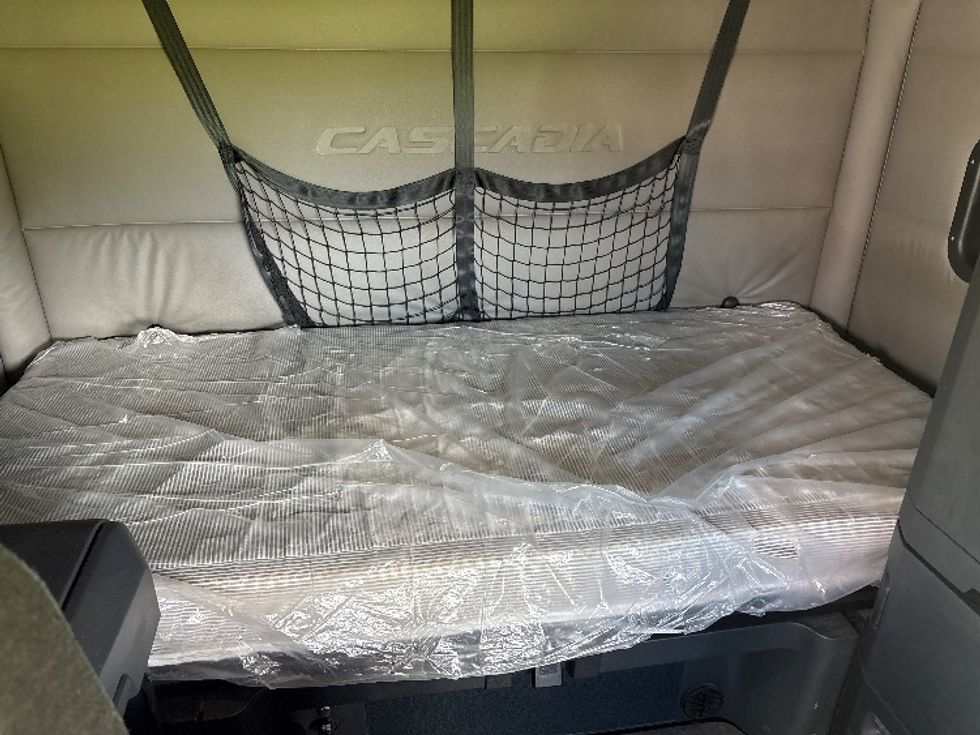 Sleeper Tractor-Heavy Duty Tractors-Freightliner-2021-T12664ST-Meridian-MS-479,718\n\t\tmiles-$ 71,750 - Image 16