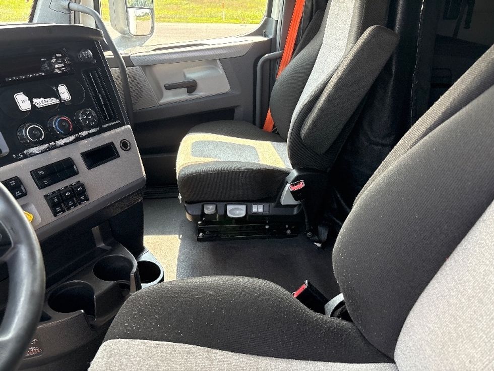 Sleeper Tractor-Heavy Duty Tractors-Freightliner-2021-T12664ST-Meridian-MS-492,505\n\t\tmiles-$ 70,500 - Image 10