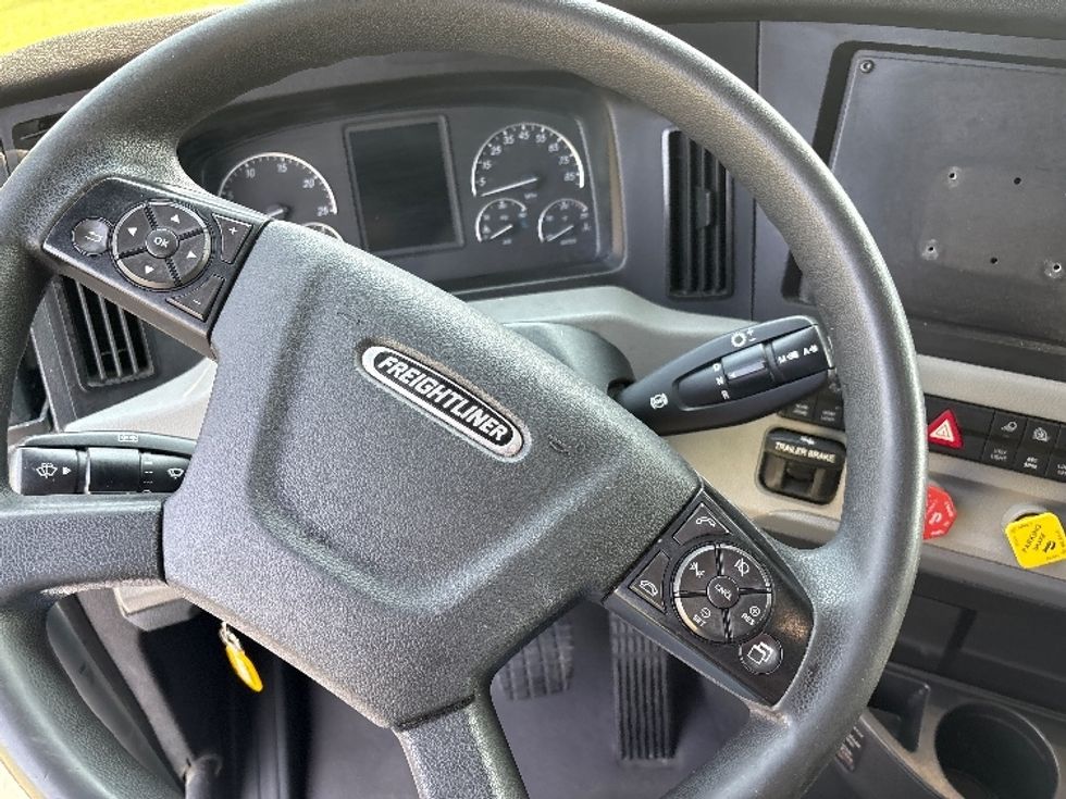 Sleeper Tractor-Heavy Duty Tractors-Freightliner-2021-T12664ST-Meridian-MS-492,505\n\t\tmiles-$ 70,500 - Image 11