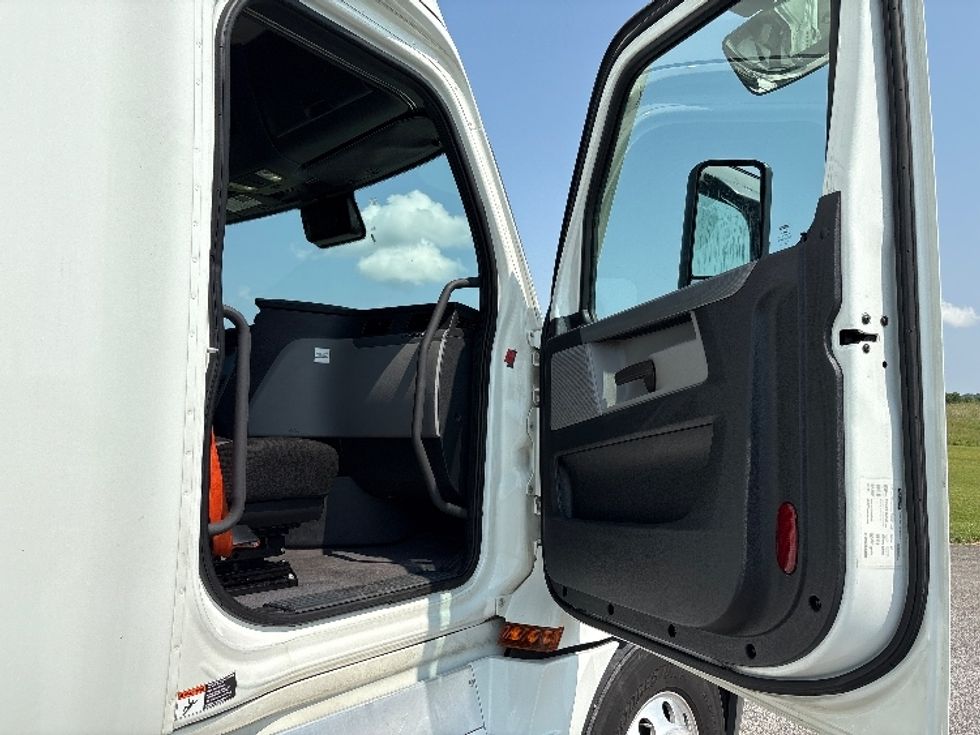 Sleeper Tractor-Heavy Duty Tractors-Freightliner-2021-T12664ST-Meridian-MS-492,505\n\t\tmiles-$ 70,500 - Image 13