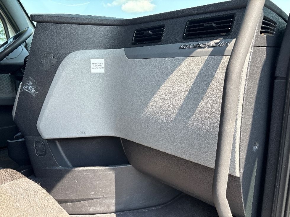 Sleeper Tractor-Heavy Duty Tractors-Freightliner-2021-T12664ST-Meridian-MS-492,505\n\t\tmiles-$ 70,500 - Image 14