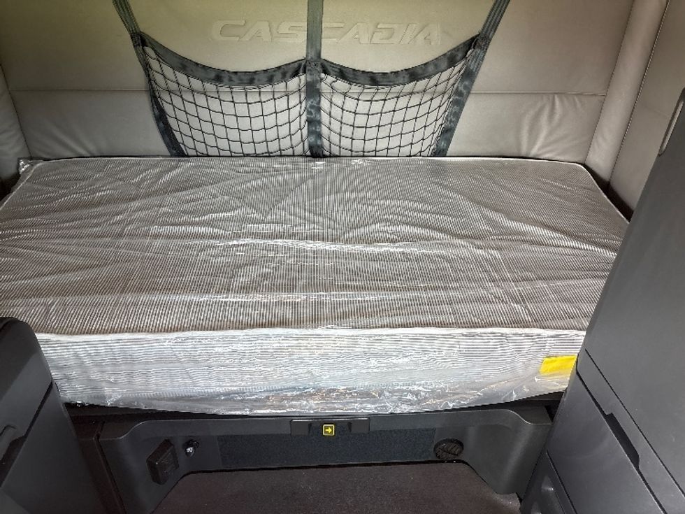 Sleeper Tractor-Heavy Duty Tractors-Freightliner-2021-T12664ST-Meridian-MS-492,505\n\t\tmiles-$ 70,500 - Image 16