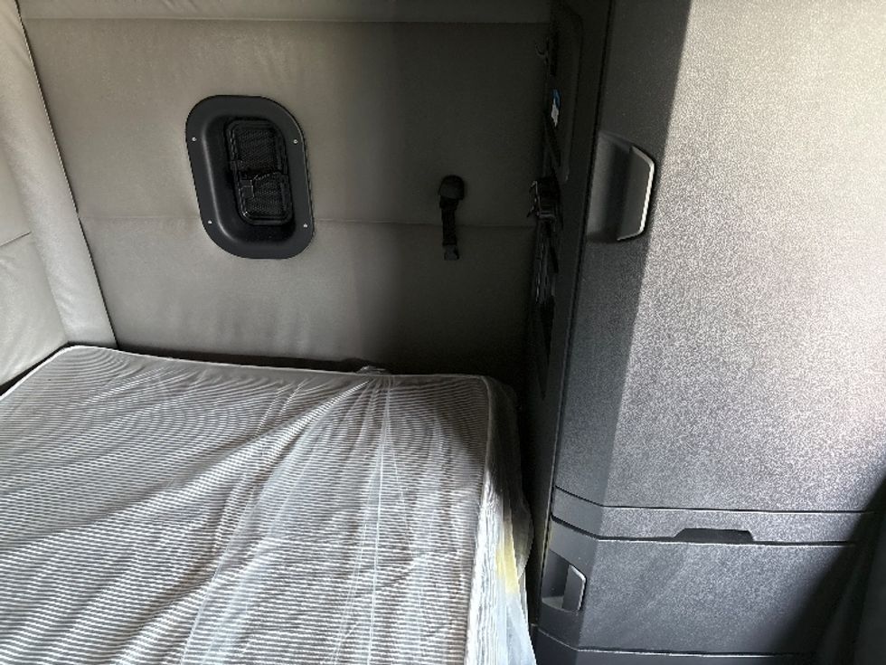 Sleeper Tractor-Heavy Duty Tractors-Freightliner-2021-T12664ST-Meridian-MS-492,505\n\t\tmiles-$ 70,500 - Image 17