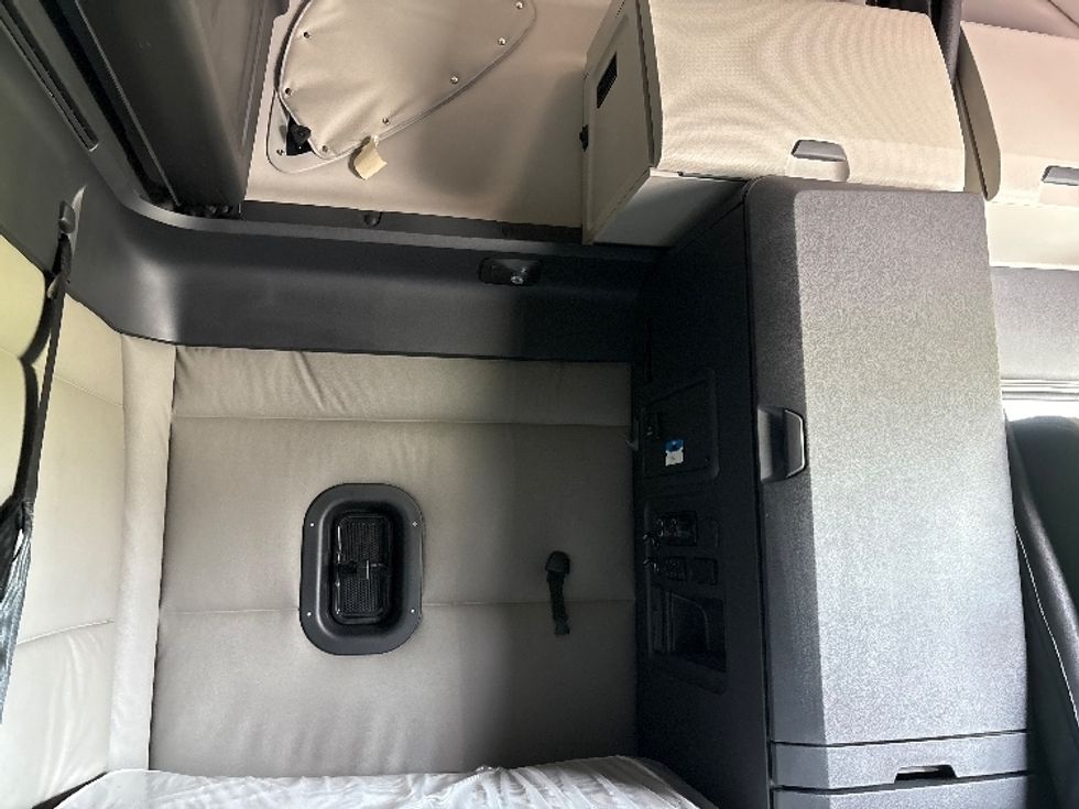 Sleeper Tractor-Heavy Duty Tractors-Freightliner-2021-T12664ST-Meridian-MS-492,505\n\t\tmiles-$ 70,500 - Image 18