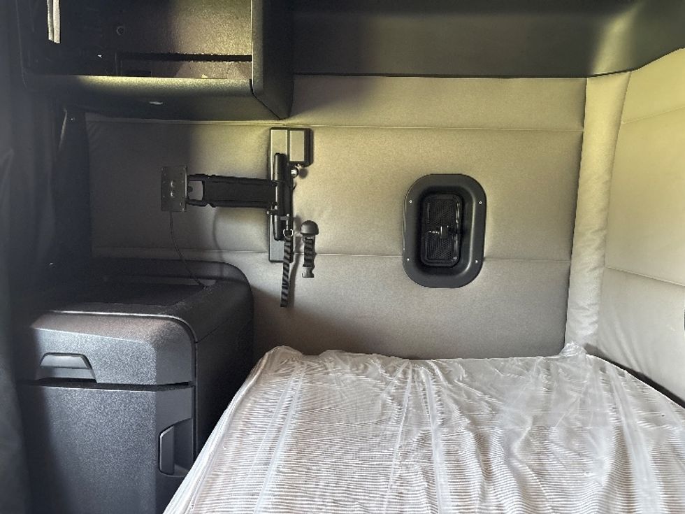 Sleeper Tractor-Heavy Duty Tractors-Freightliner-2021-T12664ST-Meridian-MS-492,505\n\t\tmiles-$ 70,500 - Image 19