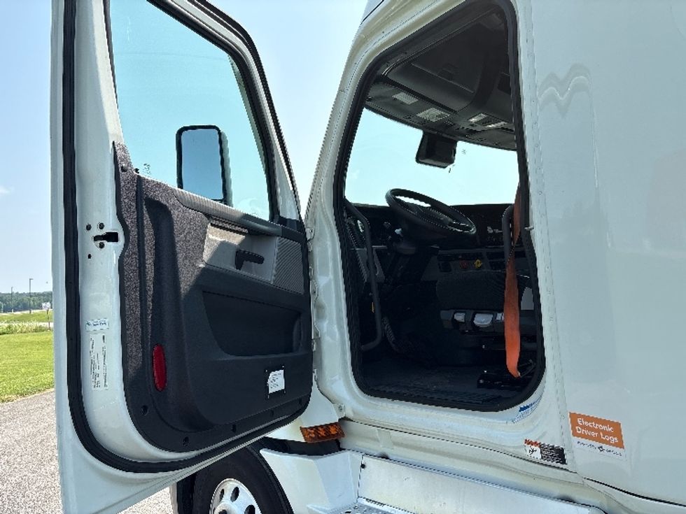 Sleeper Tractor-Heavy Duty Tractors-Freightliner-2021-T12664ST-Meridian-MS-492,505\n\t\tmiles-$ 70,500 - Image 9