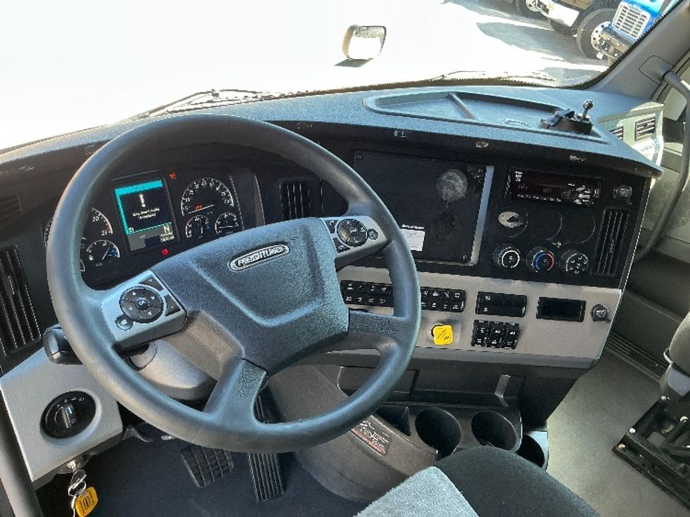 Sleeper Tractor-Heavy Duty Tractors-Freightliner-2021-T12664ST-Miami-FL-579,500\n\t\tmiles-$ 58,750 - Image 11