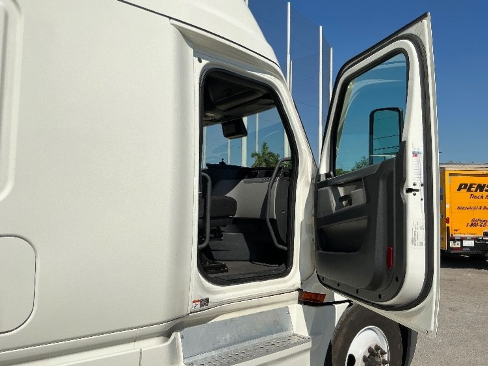 Sleeper Tractor-Heavy Duty Tractors-Freightliner-2021-T12664ST-Miami-FL-579,500\n\t\tmiles-$ 58,750 - Image 13