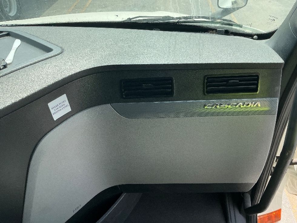 Sleeper Tractor-Heavy Duty Tractors-Freightliner-2021-T12664ST-Miami-FL-579,500\n\t\tmiles-$ 58,750 - Image 14