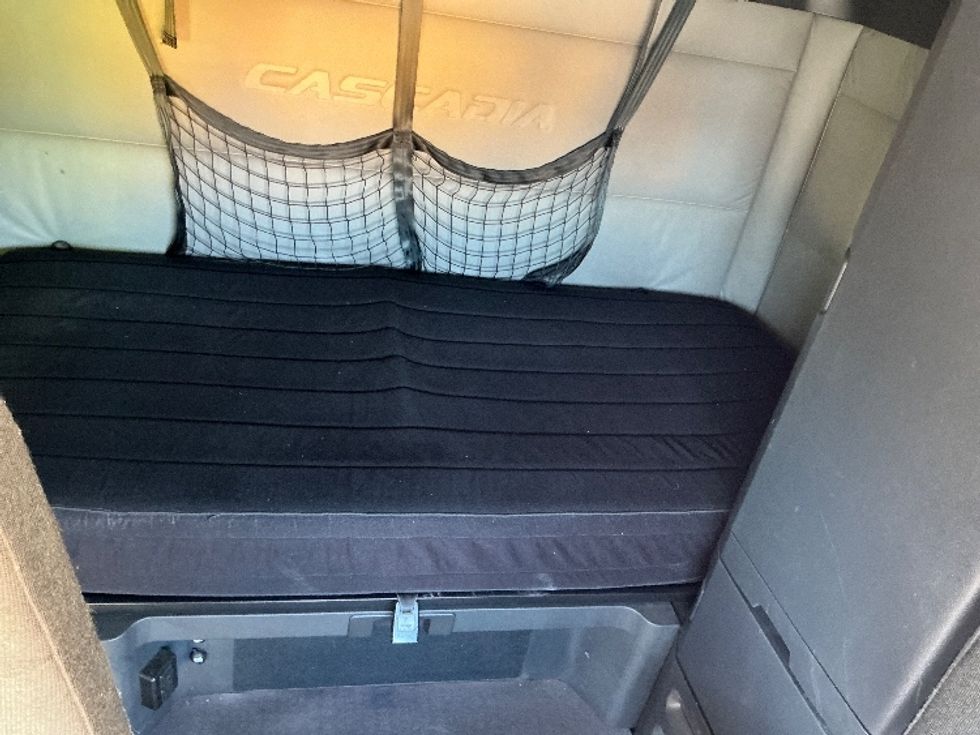 Sleeper Tractor-Heavy Duty Tractors-Freightliner-2021-T12664ST-Miami-FL-579,500\n\t\tmiles-$ 58,750 - Image 16