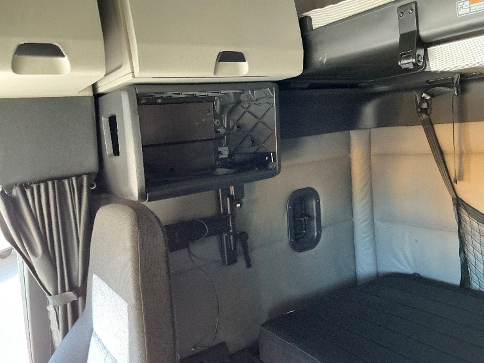 Sleeper Tractor-Heavy Duty Tractors-Freightliner-2021-T12664ST-Miami-FL-579,500\n\t\tmiles-$ 58,750 - Image 19