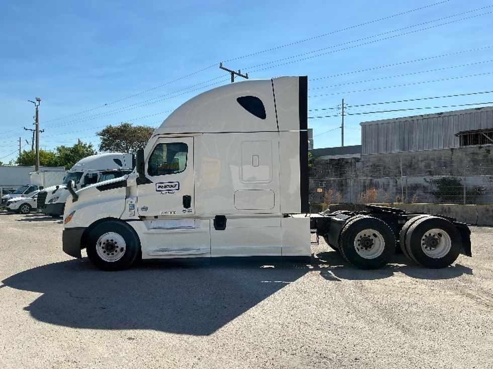 Sleeper Tractor-Heavy Duty Tractors-Freightliner-2021-T12664ST-Miami-FL-579,500\n\t\tmiles-$ 58,750 - Image 4
