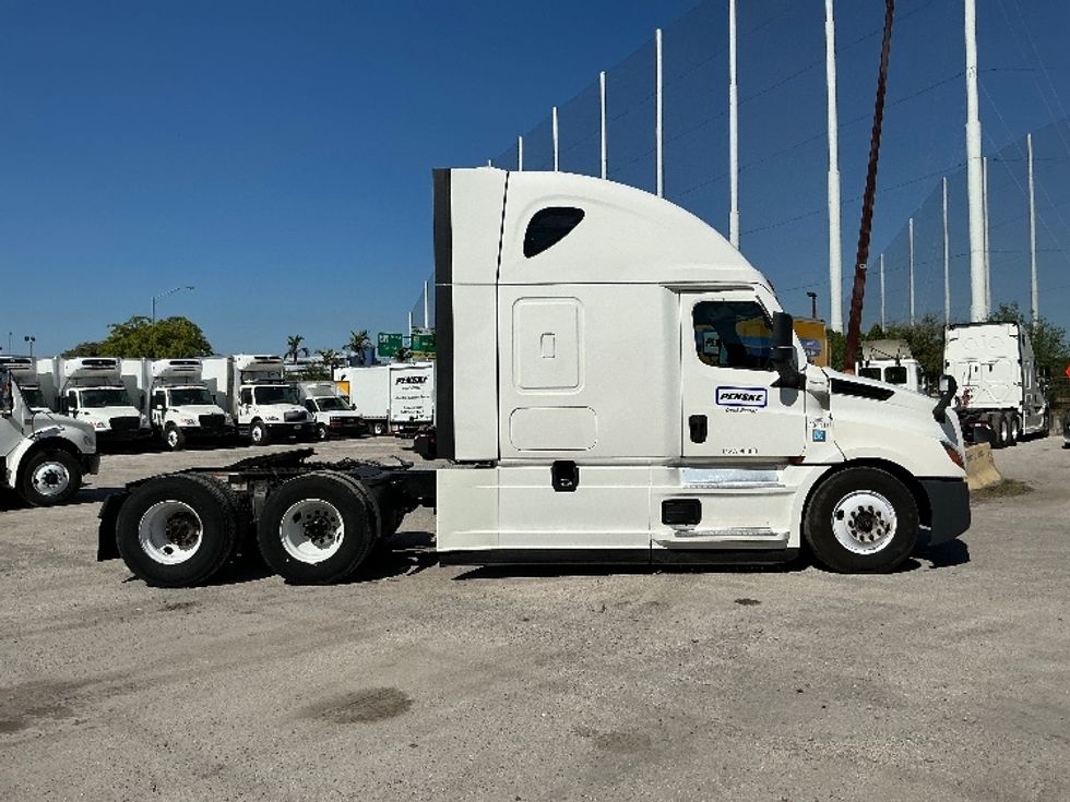 Sleeper Tractor-Heavy Duty Tractors-Freightliner-2021-T12664ST-Miami-FL-579,500\n\t\tmiles-$ 58,750 - Image 8