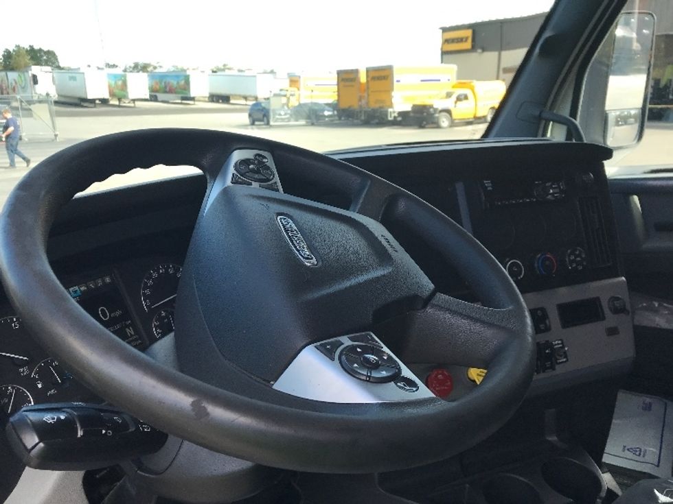 Sleeper Tractor-Heavy Duty Tractors-Freightliner-2021-T12664ST-Millville-NJ-354,898\n\t\tmiles-$ 76,500 - Image 10