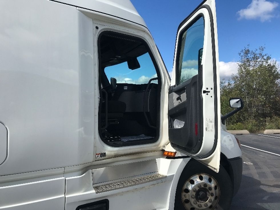 Sleeper Tractor-Heavy Duty Tractors-Freightliner-2021-T12664ST-Millville-NJ-354,898\n\t\tmiles-$ 76,500 - Image 13