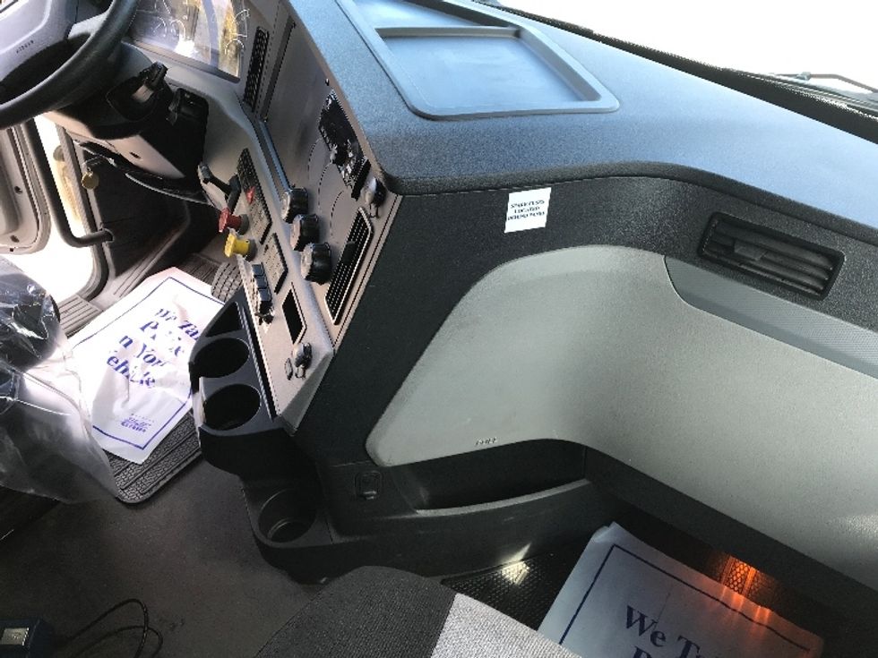 Sleeper Tractor-Heavy Duty Tractors-Freightliner-2021-T12664ST-Millville-NJ-354,898\n\t\tmiles-$ 76,500 - Image 15