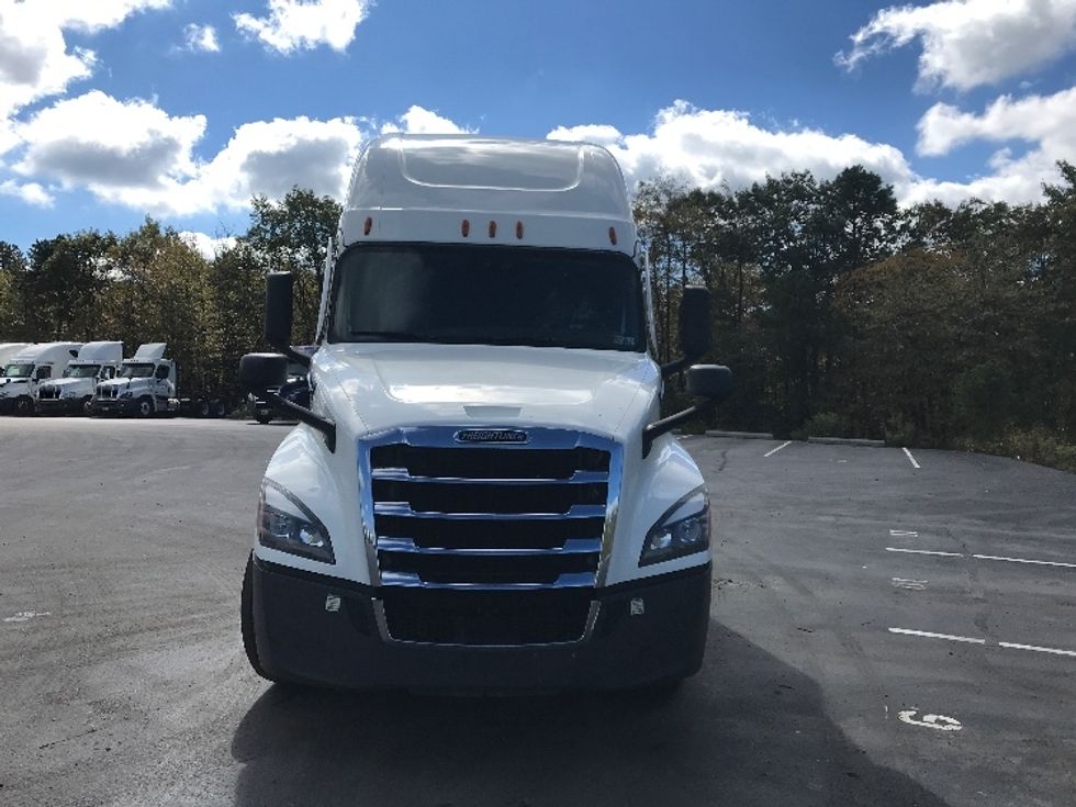 2021 Freightliner Cascadia 126" Sleeper Cab photo 2