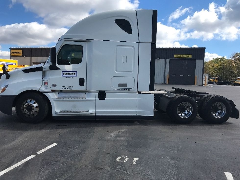 2021 Freightliner Cascadia 126" Sleeper Cab photo 4