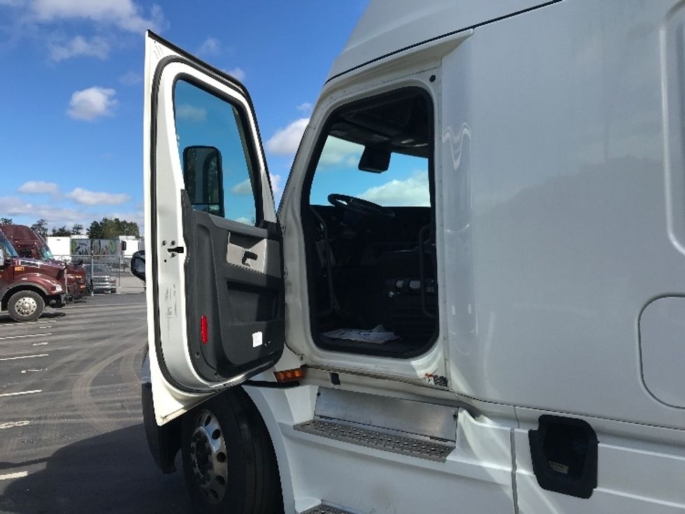 Sleeper Tractor-Heavy Duty Tractors-Freightliner-2021-T12664ST-Millville-NJ-354,898\n\t\tmiles-$ 76,500 - Image 9