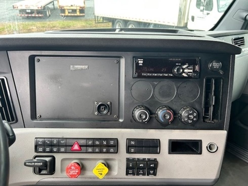 Sleeper Tractor-Heavy Duty Tractors-Freightliner-2021-T12664ST-Millville-NJ-461,414\n\t\tmiles-$ 65,500 - Image 10