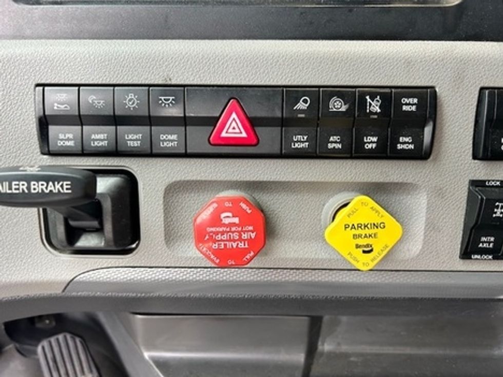 Sleeper Tractor-Heavy Duty Tractors-Freightliner-2021-T12664ST-Millville-NJ-461,414\n\t\tmiles-$ 65,500 - Image 11