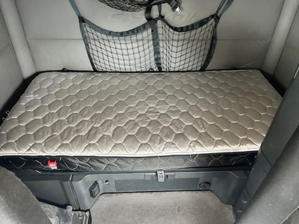 Sleeper Tractor-Heavy Duty Tractors-Freightliner-2021-T12664ST-Millville-NJ-461,414\n\t\tmiles-$ 65,500 - Image 18