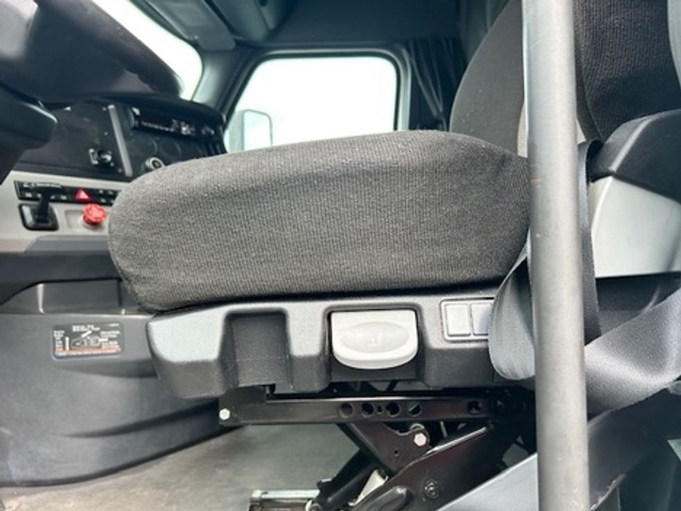 Sleeper Tractor-Heavy Duty Tractors-Freightliner-2021-T12664ST-Millville-NJ-461,414\n\t\tmiles-$ 65,500 - Image 19