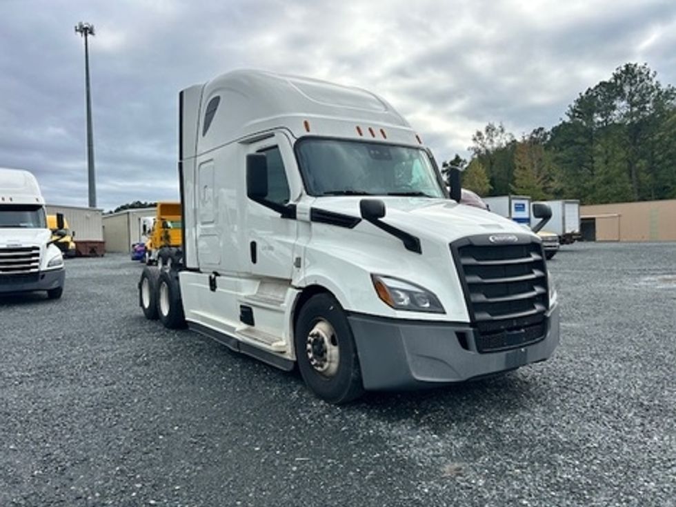 Sleeper Tractor-Heavy Duty Tractors-Freightliner-2021-T12664ST-Millville-NJ-461,414\n\t\tmiles-$ 65,500 - Image 3