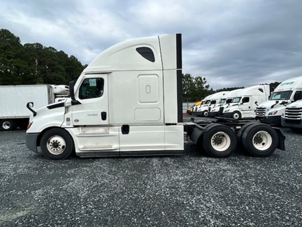 Sleeper Tractor-Heavy Duty Tractors-Freightliner-2021-T12664ST-Millville-NJ-461,414\n\t\tmiles-$ 65,500 - Image 4