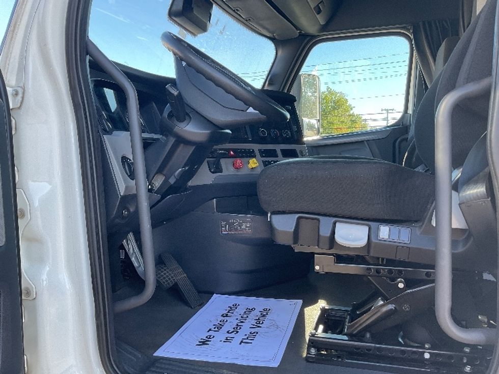 Sleeper Tractor-Heavy Duty Tractors-Freightliner-2021-T12664ST-Millville-NJ-501,315\n\t\tmiles-$ 63,000 - Image 10