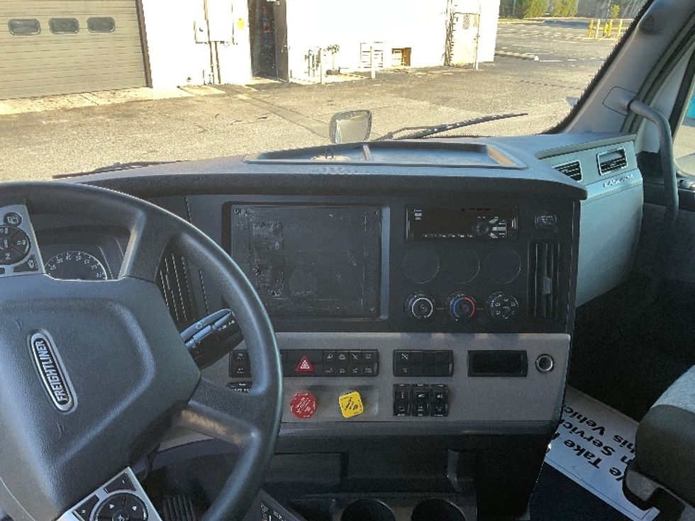Sleeper Tractor-Heavy Duty Tractors-Freightliner-2021-T12664ST-Millville-NJ-501,315\n\t\tmiles-$ 63,000 - Image 11