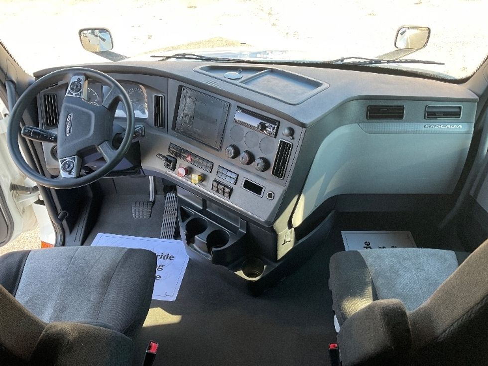 Sleeper Tractor-Heavy Duty Tractors-Freightliner-2021-T12664ST-Millville-NJ-501,315\n\t\tmiles-$ 63,000 - Image 12