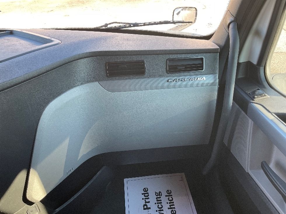 Sleeper Tractor-Heavy Duty Tractors-Freightliner-2021-T12664ST-Millville-NJ-501,315\n\t\tmiles-$ 63,000 - Image 14