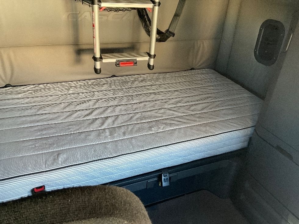 Sleeper Tractor-Heavy Duty Tractors-Freightliner-2021-T12664ST-Millville-NJ-501,315\n\t\tmiles-$ 63,000 - Image 17