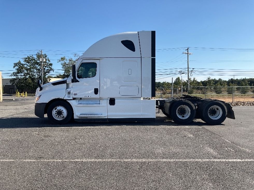 Sleeper Tractor-Heavy Duty Tractors-Freightliner-2021-T12664ST-Millville-NJ-501,315\n\t\tmiles-$ 63,000 - Image 4