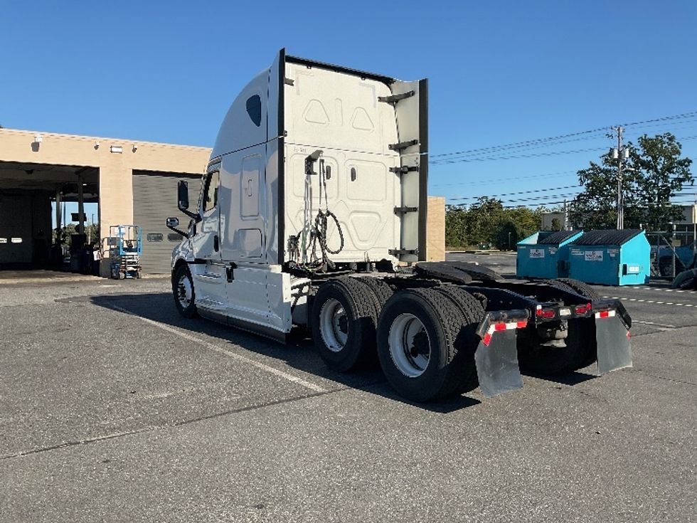 Sleeper Tractor-Heavy Duty Tractors-Freightliner-2021-T12664ST-Millville-NJ-501,315\n\t\tmiles-$ 63,000 - Image 5