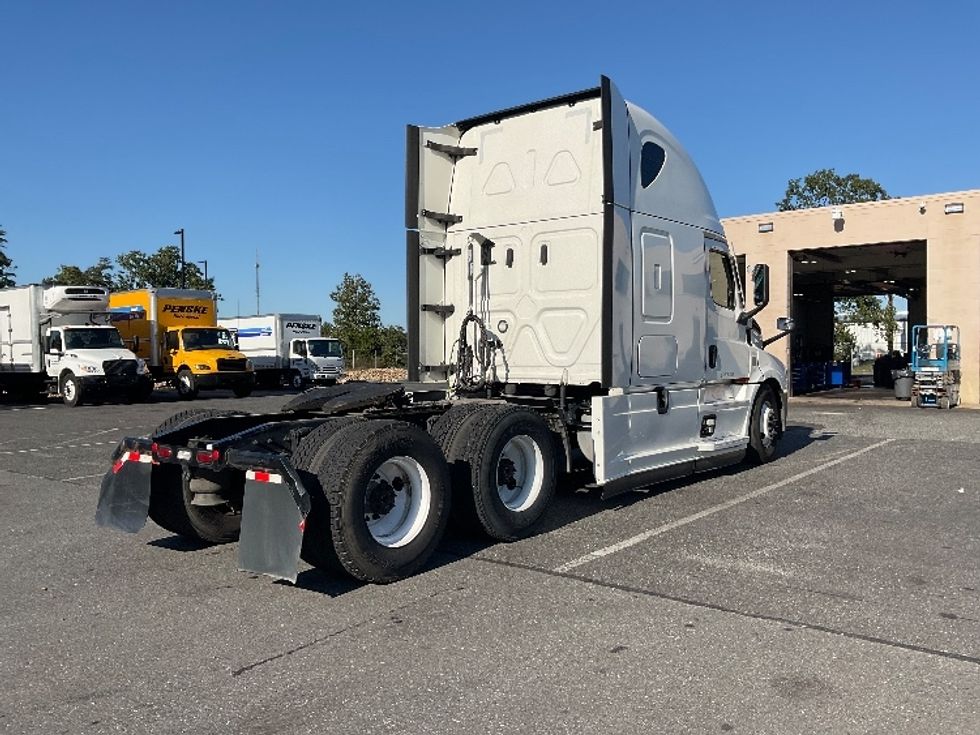 Sleeper Tractor-Heavy Duty Tractors-Freightliner-2021-T12664ST-Millville-NJ-501,315\n\t\tmiles-$ 63,000 - Image 7