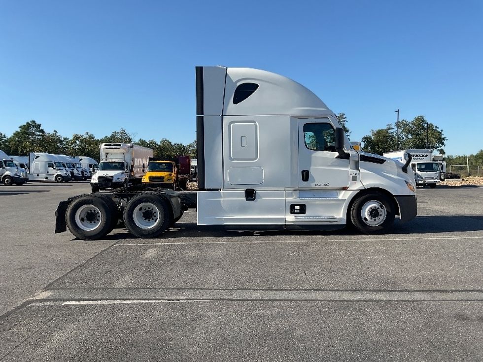 Sleeper Tractor-Heavy Duty Tractors-Freightliner-2021-T12664ST-Millville-NJ-501,315\n\t\tmiles-$ 63,000 - Image 8