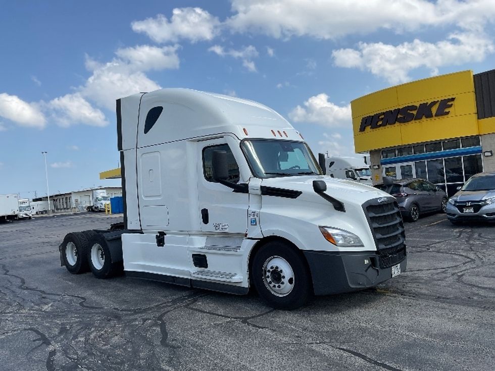 Sleeper Tractor-Heavy Duty Tractors-Freightliner-2021-T12664ST-Milwaukee-WI-477,647\n\t\tmiles-$ 65,750 - Image 1