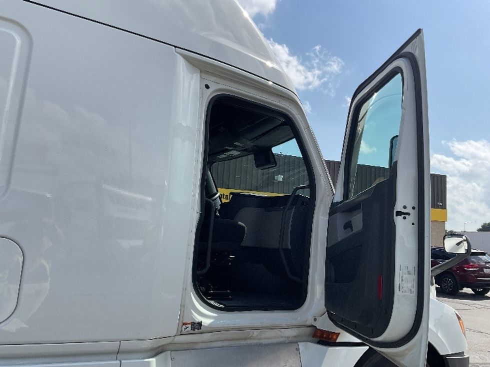 Sleeper Tractor-Heavy Duty Tractors-Freightliner-2021-T12664ST-Milwaukee-WI-477,647\n\t\tmiles-$ 65,750 - Image 13