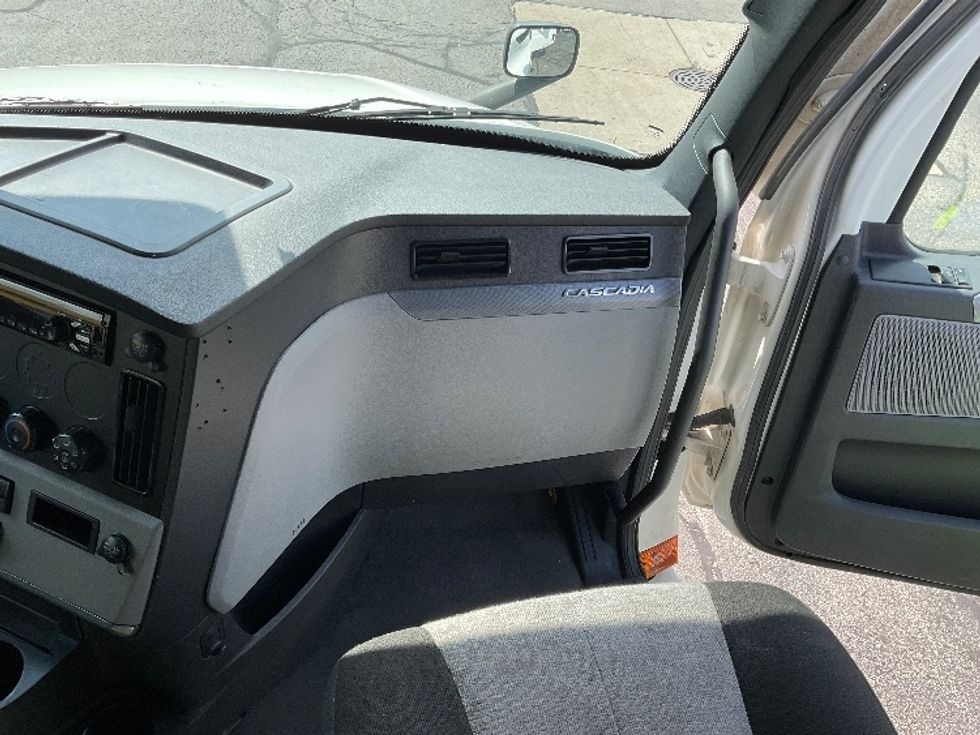 Sleeper Tractor-Heavy Duty Tractors-Freightliner-2021-T12664ST-Milwaukee-WI-477,647\n\t\tmiles-$ 65,750 - Image 14