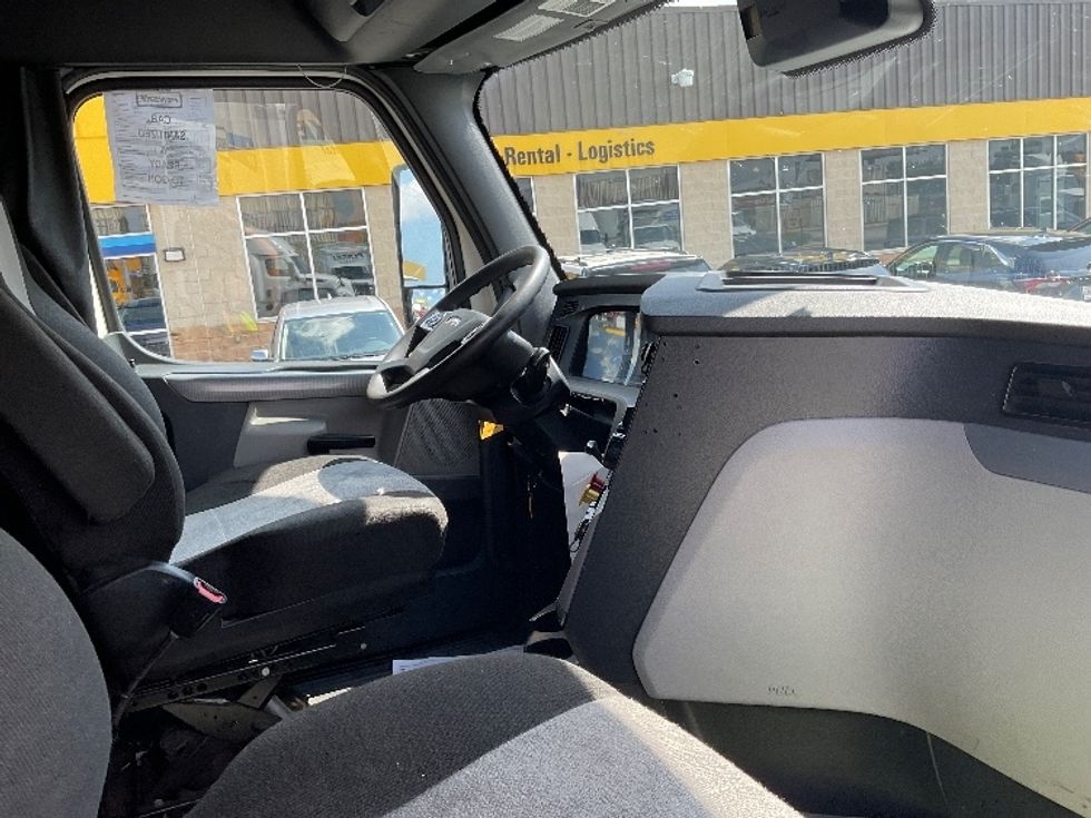 Sleeper Tractor-Heavy Duty Tractors-Freightliner-2021-T12664ST-Milwaukee-WI-477,647\n\t\tmiles-$ 65,750 - Image 15