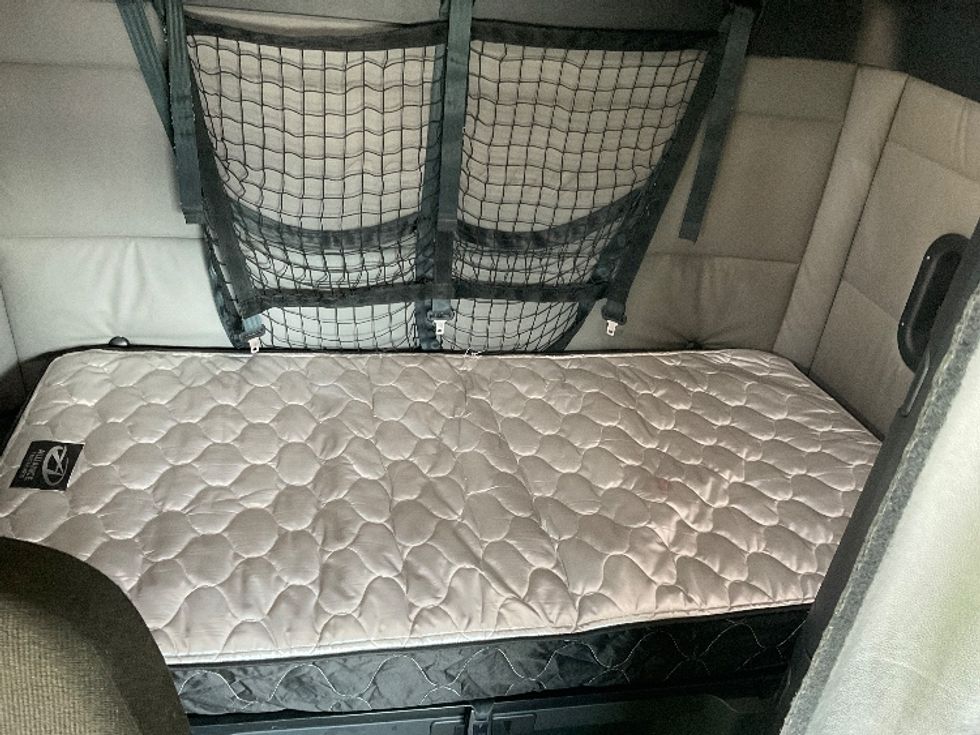 Sleeper Tractor-Heavy Duty Tractors-Freightliner-2021-T12664ST-Milwaukee-WI-477,647\n\t\tmiles-$ 65,750 - Image 17