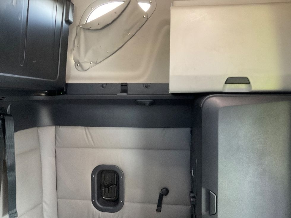 Sleeper Tractor-Heavy Duty Tractors-Freightliner-2021-T12664ST-Milwaukee-WI-477,647\n\t\tmiles-$ 65,750 - Image 18