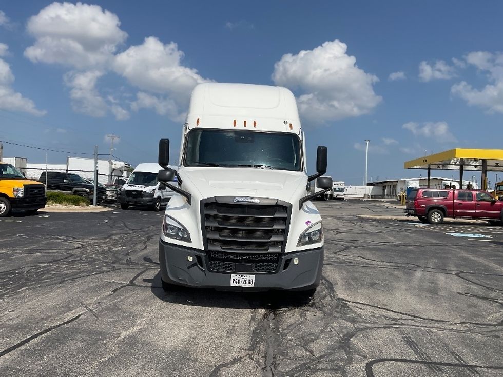 Sleeper Tractor-Heavy Duty Tractors-Freightliner-2021-T12664ST-Milwaukee-WI-477,647\n\t\tmiles-$ 65,750 - Image 2